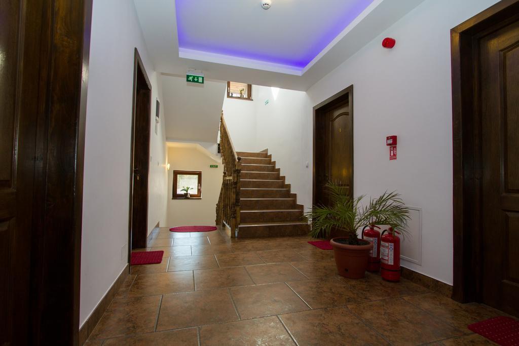 Pensiunea Royal Garden Hotel Simbata de Sus Exterior photo